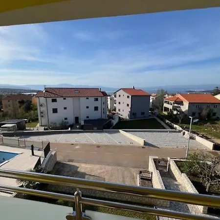 The Yellow House Apartment *