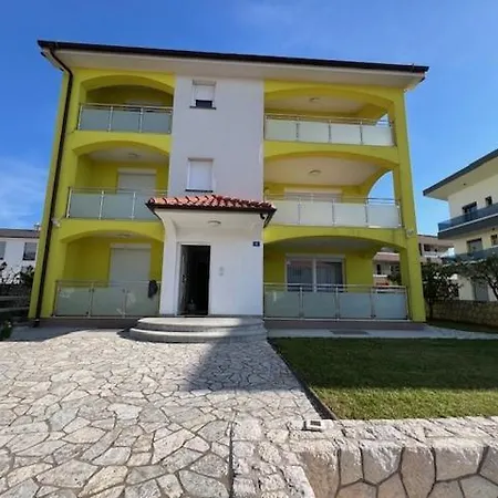 Apartment The Yellow House