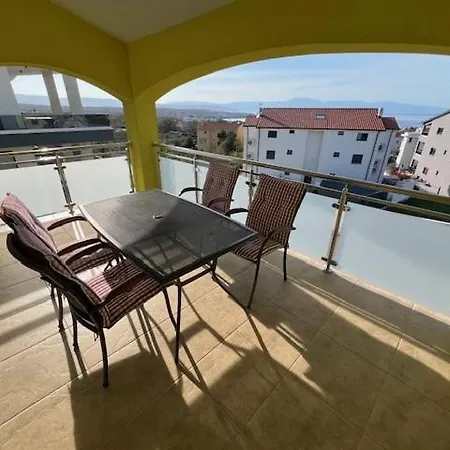 The Yellow House Apartment