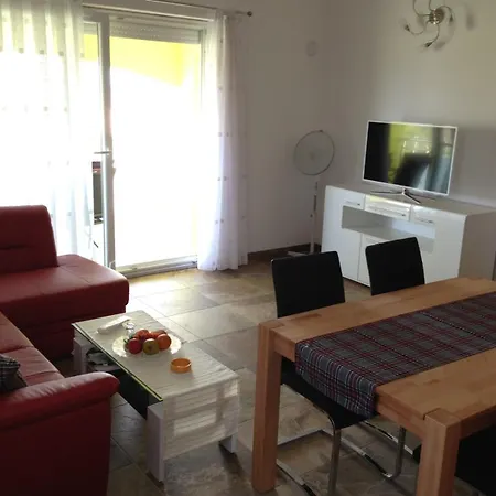 The Yellow House Apartment *