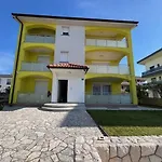 Apartament The Yellow House