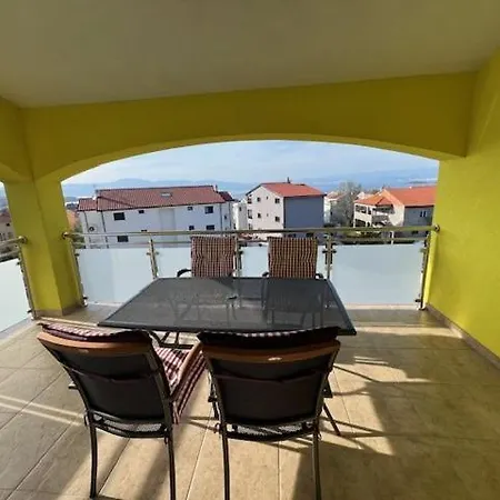 The Yellow House 아파트